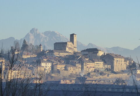 Casa Ines, Feltre: Bâtiment, Mur, Ville, Toit, Établissements Humains, Design Urbain, Matin, Station De Montagne, La Tour, Village