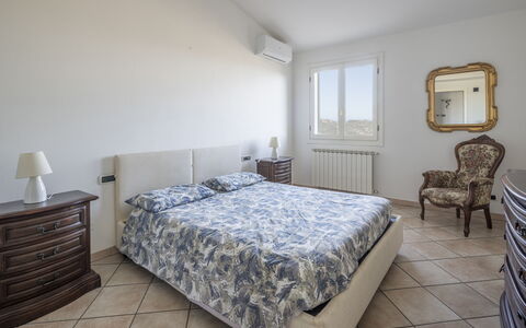 Villa Caroline, Private Pool and Seaview: Lit, Chambre, Drap De Lit, Literie, Meubles, Sol, Design Intérieur, Sol, Linge, Pièce