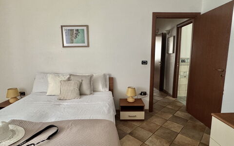 Casa Paola-connessione Starlink: Meubles, Lit, Sol, Sol, Mur, Chambre, Bois, Design Intérieur, Pièce, Drap De Lit