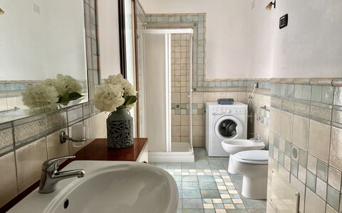 Casa Paola-connessione Starlink: Sol, Design Intérieur, Sol, Salle De Bains, Luminaire Plomberie, Tuile, Toilette, Siège De Toilette, Plomberie, Plafond