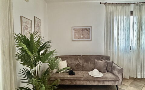 Casa Paola-connessione Starlink: Meubles, Design Intérieur, Canapé, Mur, Sol, Sol, Bois, Salon, Textile, Domicile