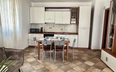 Casa Paola-connessione Starlink: Meubles, Sol, Sol, Design Intérieur, Bois, Table, Table Cuisine Et Salle A Manger, Cuisine, Appareil De Cuisine, Chaise