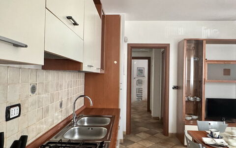 Casa Paola-connessione Starlink: Comptoir, Cuisine, Sol, Principaux Appliance, Bois, Appareil De Cuisine, Design Intérieur, Sol, Cabinetry, Evier