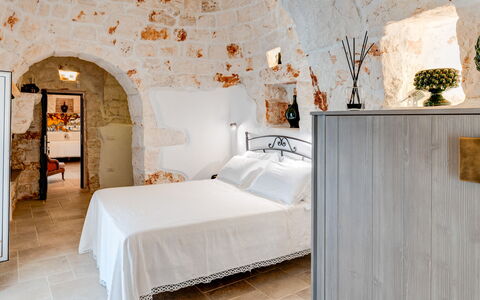 Trulli di Luccio: Appartement, Chambre, Plafond, Literie, Mur De Pierre, Lit, Cadre De Lit, Drap De Lit, Linge, Oreiller