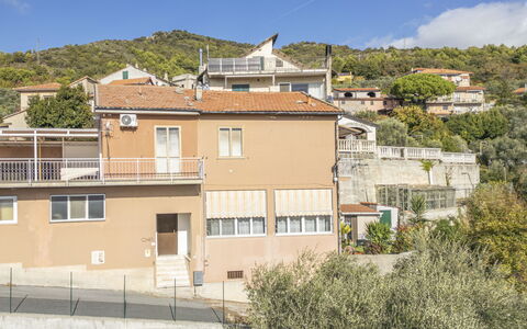 Casa di Bruna Seaview, Albenga: Mur, Bâtiment, Zone Résidentielle, Architecture, Quartier, Maison, Domicile, Ville, Toit, Établissements Humains