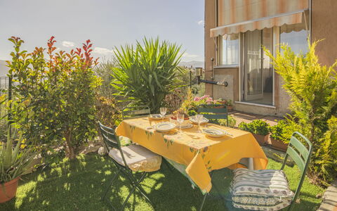 Casa di Bruna Seaview, Albenga: Meubles, Chaise, Table, Table Cuisine Et Salle A Manger, Jardin, Plante D'Appartement, Tableau De Plein Air, Mobilier De Jardin, Cour, Pot De Fleur