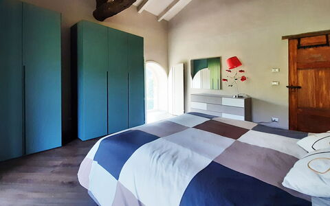 Villa Pietra With Pool On Piemonte Hills: Chambre, Design Intérieur, Meubles, Sol, Lit, Bois, Sol, Drap De Lit, Plafond, Literie