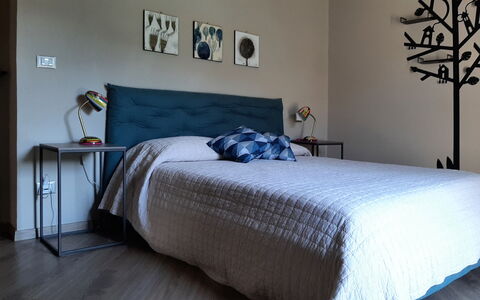 Villa Pietra With Pool On Piemonte Hills: Meubles, Lit, Literie, Chambre, Design Intérieur, Drap De Lit, Sol, Mur, Sol, Bois