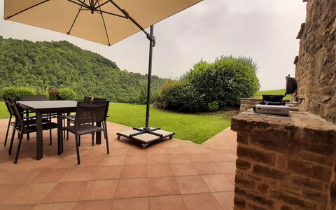 Villa Pietra With Pool On Piemonte Hills: Meubles, Mobilier De Jardin, Chaise, Table, Tableau De Plein Air, Ombre, Parapluie, Jardin, Patio, Arrière-Cour