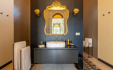 Palazzo Villani Lubelli: Mur, Design Intérieur, Luminaire Plomberie, Lavabo, Salle De Bains, Robinet, Évier, Éclairage, Plomberie, Miroir