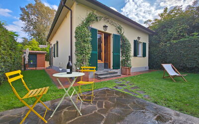 Villetta Tonfano: Porte, Domicile, Jardin, Chalet, Pelouse, Arrière-Cour, Vélo, Cour, Aménagement Paysager