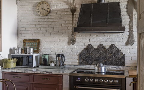 Villa Chiovada: Mur, Cuisine, Bois, Sol, Design Intérieur, Appareil De Cuisine, Éclairage, Cuisinière, Luminaire, Meubles