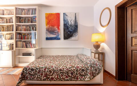 Il Ferrone Apartment with Garden - Greve in Chiant: Meubles, Design Intérieur, Mur, Sol, Sol, Pièce, Chambre, Bois, Lit, Textile