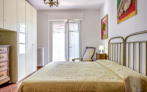 Il Ferrone Apartment with Garden - Greve in Chiant: Lit, Chambre, Literie, Meubles, Design Intérieur, Drap De Lit, Pièce, Bois, Sol, Sol