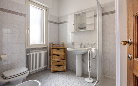 Il Ferrone Apartment with Garden - Greve in Chiant: Mur, Luminaire Plomberie, Sol, Sol, Salle De Bains, Design Intérieur, Toilette, Évier, Lavabo, Plomberie