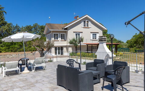 Enda: Bâtiment, Zone Résidentielle, Maison, Domicile, Porte, Biens, Porche, Ombre, Balcon, Mobilier De Jardin