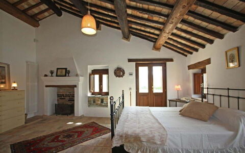 Villa la Dolcevita: Meubles, Mur, Design Intérieur, Bois, Plafond, Pièce, Lit, Sol, Chambre, Cadre