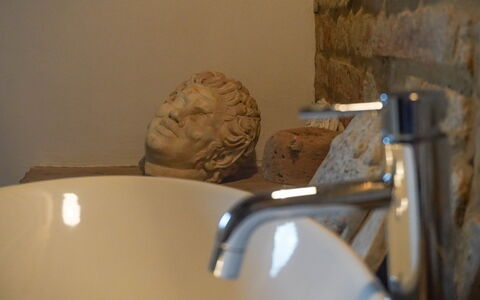 Villa la Dolcevita: Luminaire Plomberie, Robinet, Plomberie, Lavabo, Évier, Salle De Bains, Miroir, Tuile