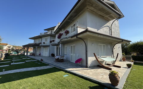 Villa al Glicine Proprietà: Bâtiment, Fenêtre, Zone Résidentielle, Maison, Domicile, Toit, Biens, Établissements Humains, Villa, Pelouse