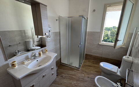 Villa al Glicine: Sol, Luminaire Plomberie, Sol, Design Intérieur, Évier, Salle De Bains, Plomberie, Pièce, Robinet, Lavabo