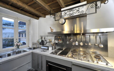 Gallietta: Cuisine, Comptoir, Appareil De Cuisine, Principaux Appliance, Design Intérieur, Cuisinière, Cabinetry, Plafond, Luminaire Plomberie, Électroménager