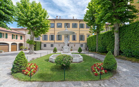 Gallietta: Bâtiment, Fenêtre, Zone Résidentielle, Arbuste, Biens, Établissements Humains, Domicile, Jardin, Manoir