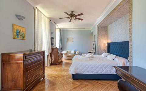 Gallietta: Meubles, Lit, Design Intérieur, Chambre, Sol, Drap De Lit, Sol, Literie, Bois, Pièce