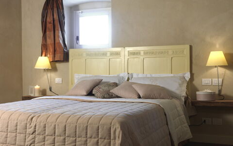 Asolina Villa: Meubles, Lit, Chambre, Literie, Design Intérieur, Drap De Lit, Bois, Linge, Sol, Sol