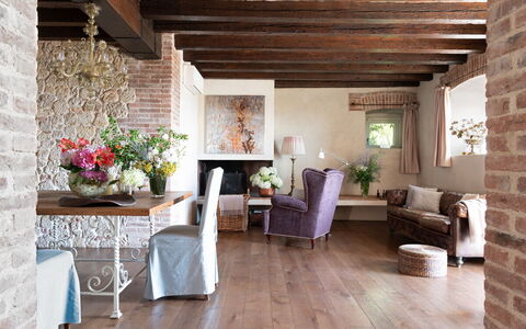 Asolina Villa: Meubles, Mur, Design Intérieur, Sol, Bois, Sol, Table, Domicile, Parquet, Salon