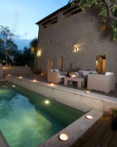 Asolina Villa: Mur, Piscine, Architecture, Mobilier De Jardin, Composite, Domicile, Pot De Fleur, Biens, Caractéristique De L'Eau, Cour