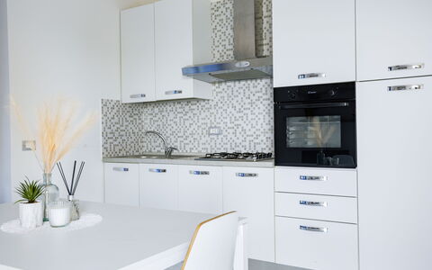 Villa Altavista: Cuisine, Comptoir, Principaux Appliance, Cabinetry, Appareil De Cuisine, Bois, Design Intérieur, Sol, Cuisinière, Domicile