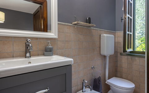 Podere la Botte, Pool, Lari: Salle De Bains, Lavabo, Luminaire Plomberie, Évier, Mur, Sol, Robinet, Design Intérieur, Sol, Plomberie