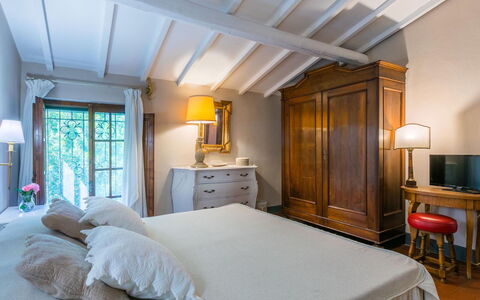 Podere la Botte, Pool, Lari: Meubles, Lit, Chambre, Design Intérieur, Drap De Lit, Literie, Éclairage, Sol, Cadre De Lit, Pièce