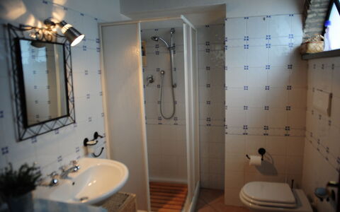 Villa Vindelbono: Luminaire Plomberie, Sol, Sol, Salle De Bains, Design Intérieur, Lavabo, Robinet, Plomberie, Pièce, Évier