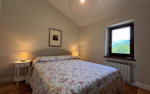 Villa Vindelbono: Lit, Design Intérieur, Chambre, Literie, Mur, Drap De Lit, Meubles, Plafond, Linge, Pièce