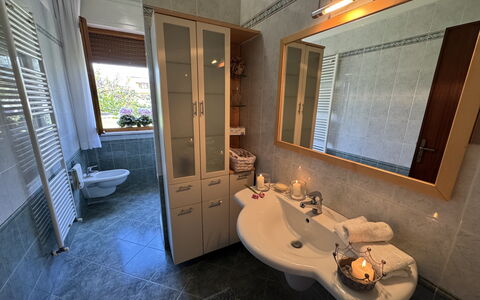 Villa Lory: Luminaire Plomberie, Sol, Évier, Design Intérieur, Lavabo, Sol, Robinet, Salle De Bains, Plomberie, Pièce