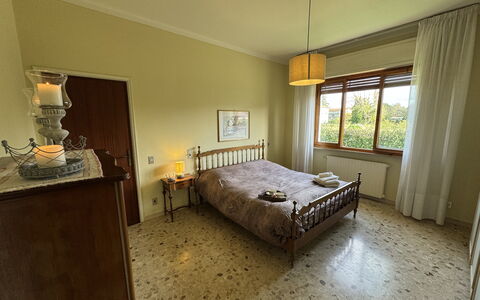 Villa Lory: Sol, Sol, Bois, Design Intérieur, Lit, Chambre, Plafond, Meubles, Pièce, Éclairage