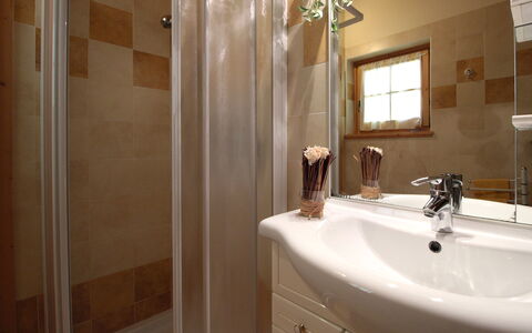 Chalet Genzianella: Salle De Bains, Luminaire Plomberie, Design Intérieur, Lavabo, Mur, Évier, Sol, Miroir, Sol, Robinet