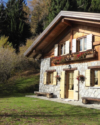 Chalet Genzianella: Bâtiment, Bois, Maison, Toit, Chalet, Domicile, Zone Rurale, Porte, Ferme, Village