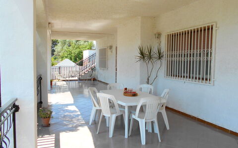 Villa Floridia: Meubles, Sol, Sol, Chaise, Porche, Balcon, Plafond, Ombre, Mobilier De Jardin, Table Cuisine Et Salle A Manger