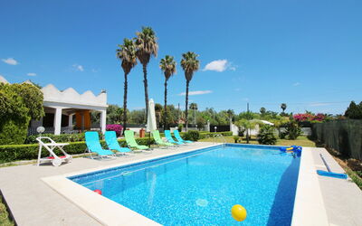 Villa Floridia: Bleu, Piscine, Arbuste, Recours, Jardin, Aménagement Paysager, Loisir, Biens, Ombre, Eco Hôtel