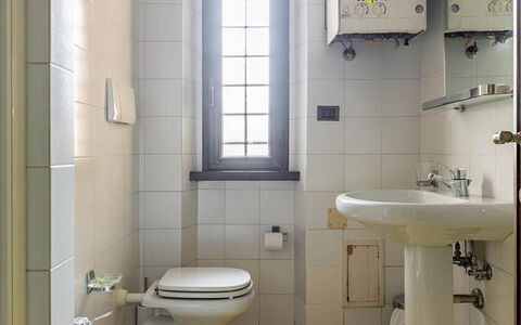 Relais de Ricci: Luminaire Plomberie, Sol, Salle De Bains, Siège De Toilette, Toilette, Sol, Évier, Plomberie, Lavabo, Robinet