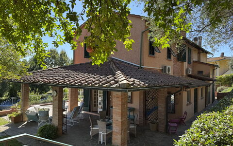 Casa Mia: Maison, Domicile, Toit, Chalet, Ombre, Porche, Biens, Structure En Plein Air, Chaise, Balcon