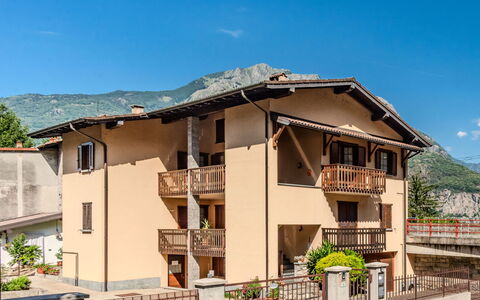 House Bigio: Zone Résidentielle, Domicile, Balcon, Établissements Humains, Porte, Appartement, Chaîne De Montagnes, Banlieue, Porche, Village De Montagne