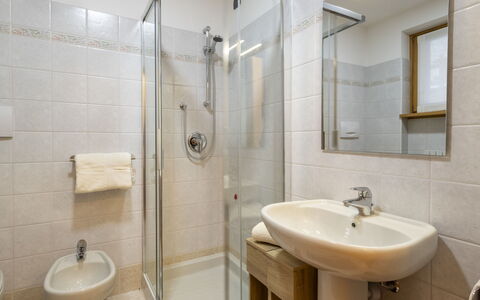 Baita Bucaneve: Sol, Sol, Design Intérieur, Luminaire Plomberie, Lavabo, Salle De Bains, Évier, Pièce, Robinet, Plomberie