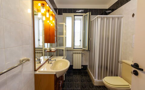 Villa Ninfa: Luminaire Plomberie, Design Intérieur, Sol, Salle De Bains, Sol, Lavabo, Évier, Pièce, Robinet, Plomberie