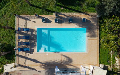 Villa Ninfa: Piscine, Bleu, L'Eau, Recours, Mobilier De Jardin, Composite, Loisir, Eco Hôtel, Thermes, Chaise