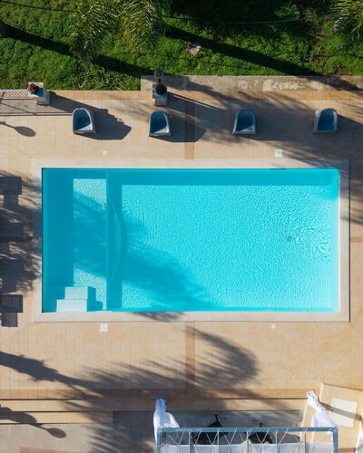 Villa Ninfa: Piscine, Bleu, L'Eau, Recours, Mobilier De Jardin, Composite, Loisir, Eco Hôtel, Thermes, Chaise