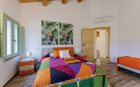 Villa Zena: Meubles, Design Intérieur, Chambre, Lit, Sol, Bois, Sol, Drap De Lit, Plafond, Literie