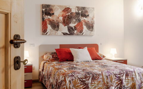 Villa Zena: Meubles, Lit, Design Intérieur, Chambre, Literie, Drap De Lit, Mur, Sol, Pièce, Sol